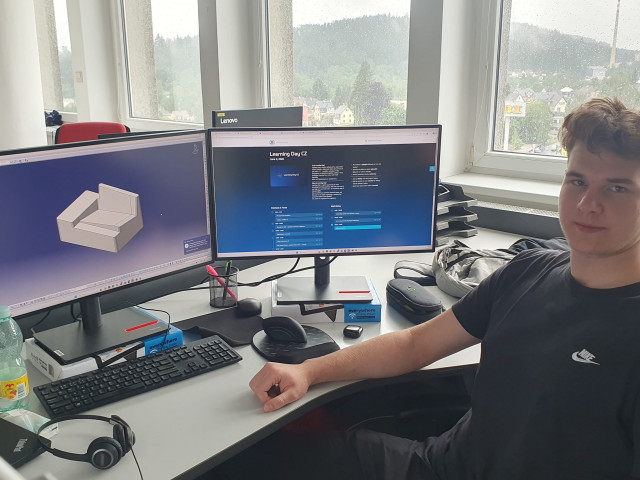 ZF Automotive Czech s.r.o. – Kryštof Kolář z S2B modeluje v CATIA držák na brzdový posilovač.